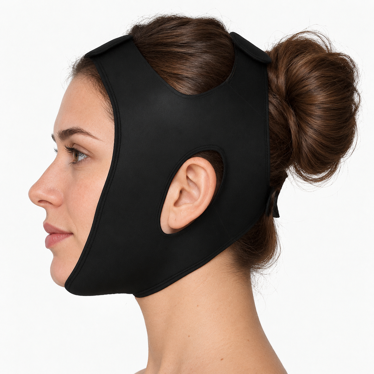 Bandeau visage noir porté par une femme